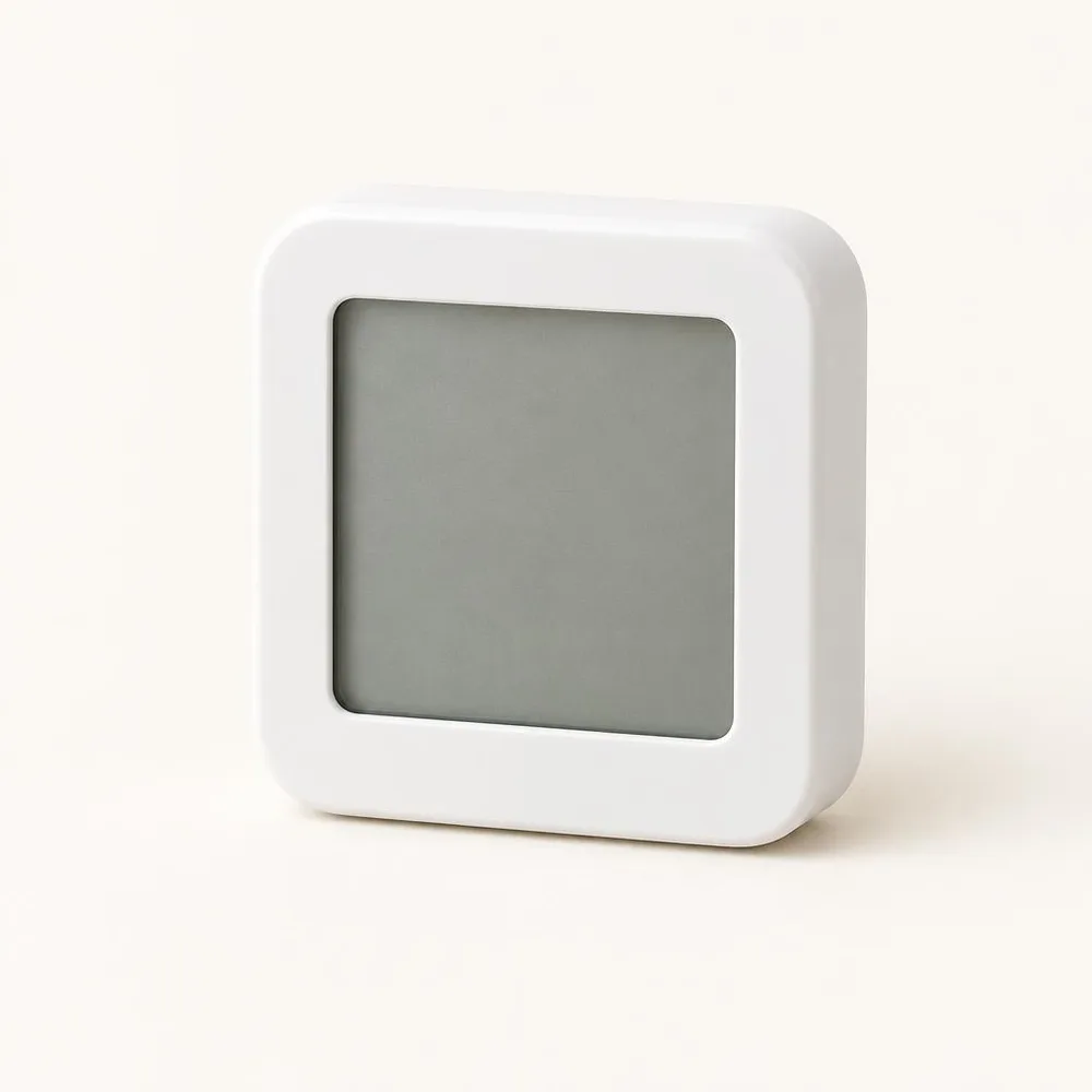 Illustrazione di un piccolo termoigrometro digitale bianco con display spento